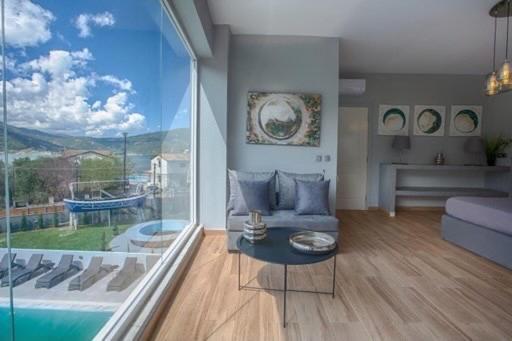 Villa Boat